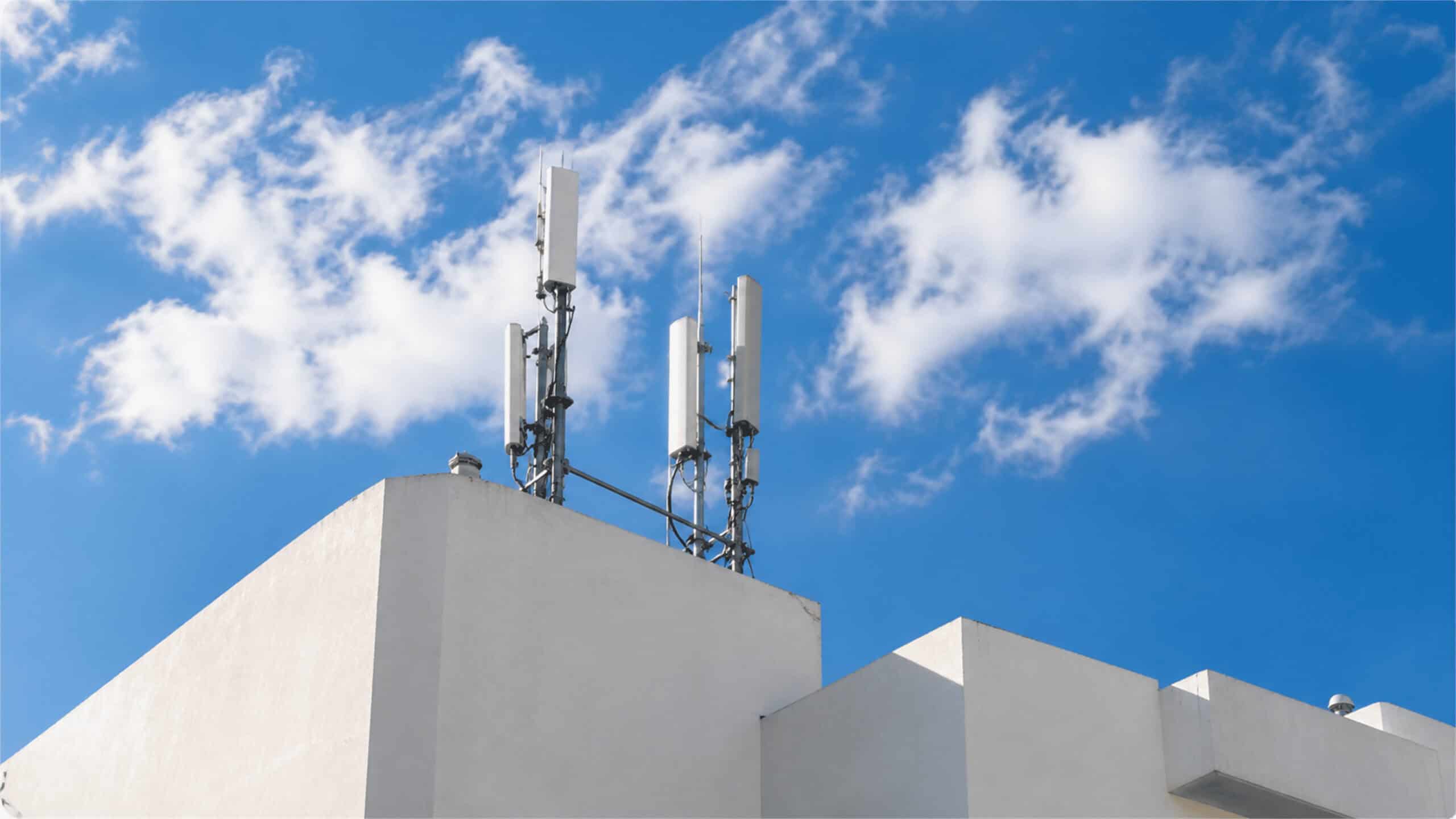Built-In LNS vs External LoRaWAN Network Server: Which Is the Best Fit?